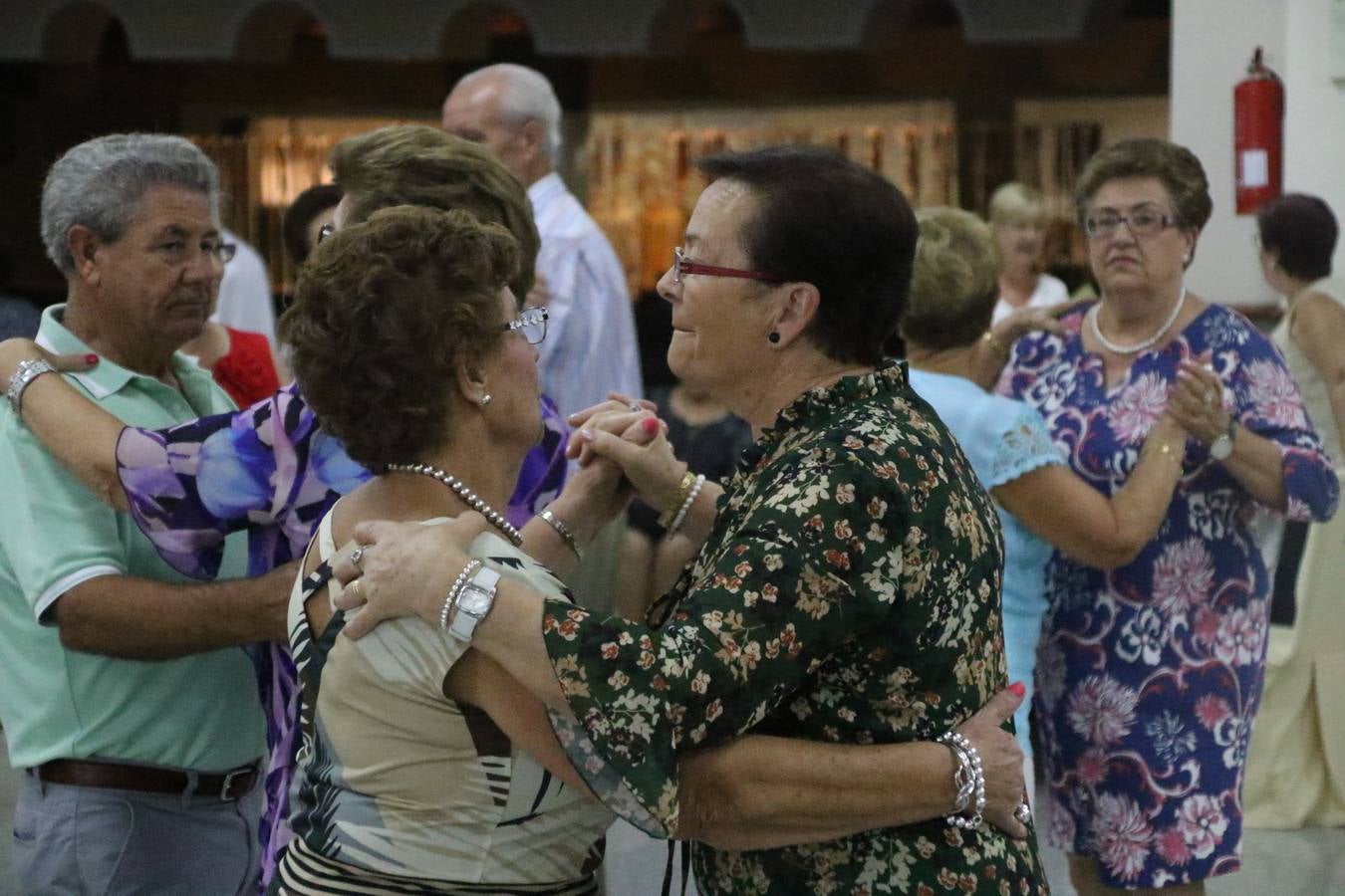El Hogar de Mayores 'Mari Sousa' de Jerez de los Caballeros celebró, ayer, su XVII Aniversario con una comida y convivencia en el hotel restaurante 'Oasis'. La cita sirvió de marco para homenajear a 7 parejas que, este año, celebran sus bodas de oro.