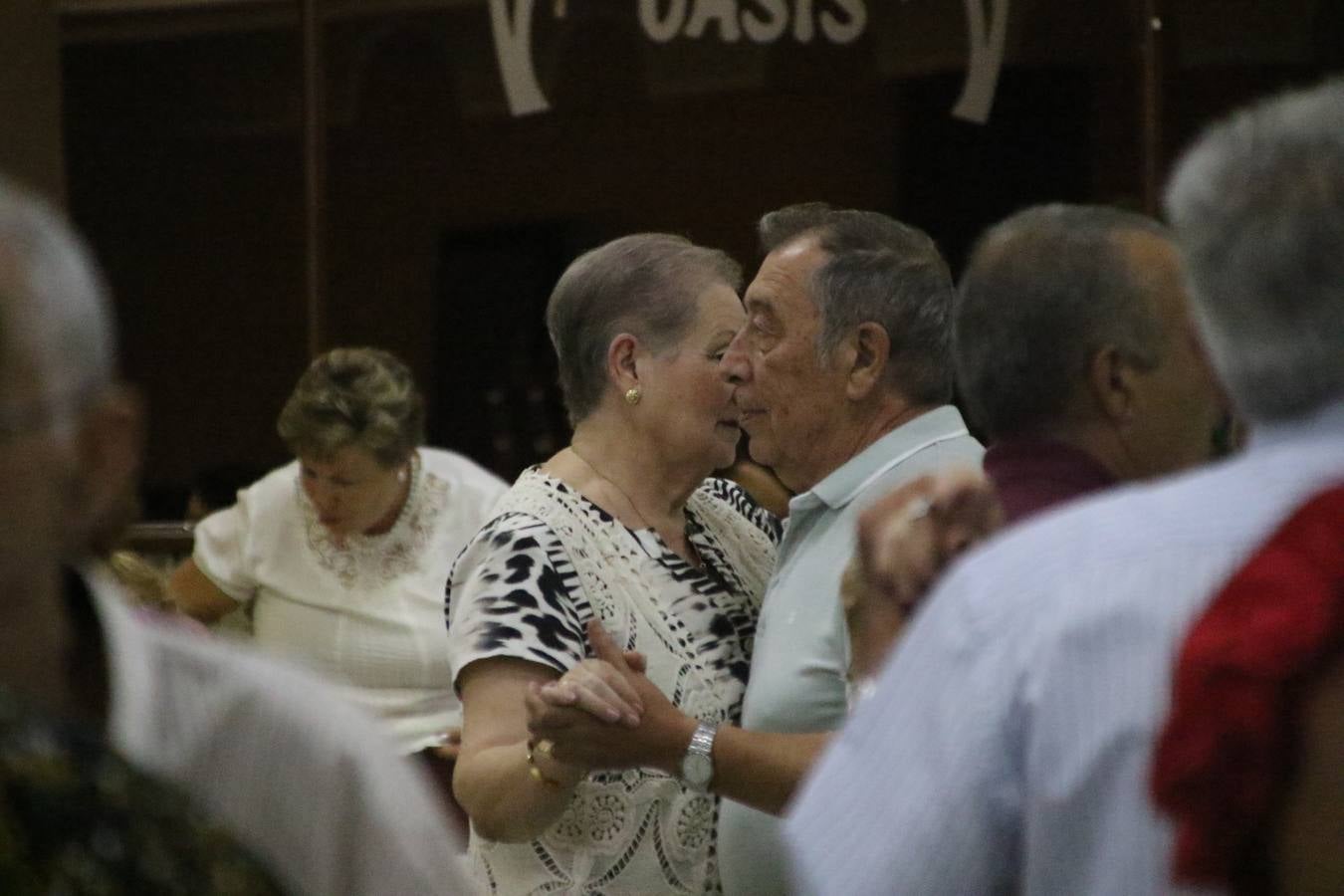 El Hogar de Mayores 'Mari Sousa' de Jerez de los Caballeros celebró, ayer, su XVII Aniversario con una comida y convivencia en el hotel restaurante 'Oasis'. La cita sirvió de marco para homenajear a 7 parejas que, este año, celebran sus bodas de oro.