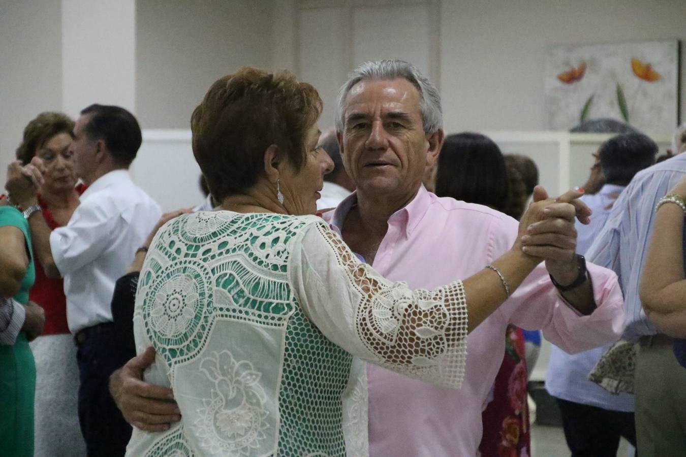 El Hogar de Mayores 'Mari Sousa' de Jerez de los Caballeros celebró, ayer, su XVII Aniversario con una comida y convivencia en el hotel restaurante 'Oasis'. La cita sirvió de marco para homenajear a 7 parejas que, este año, celebran sus bodas de oro.