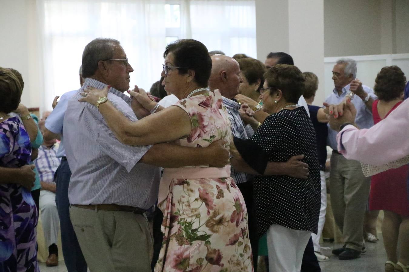 El Hogar de Mayores 'Mari Sousa' de Jerez de los Caballeros celebró, ayer, su XVII Aniversario con una comida y convivencia en el hotel restaurante 'Oasis'. La cita sirvió de marco para homenajear a 7 parejas que, este año, celebran sus bodas de oro.
