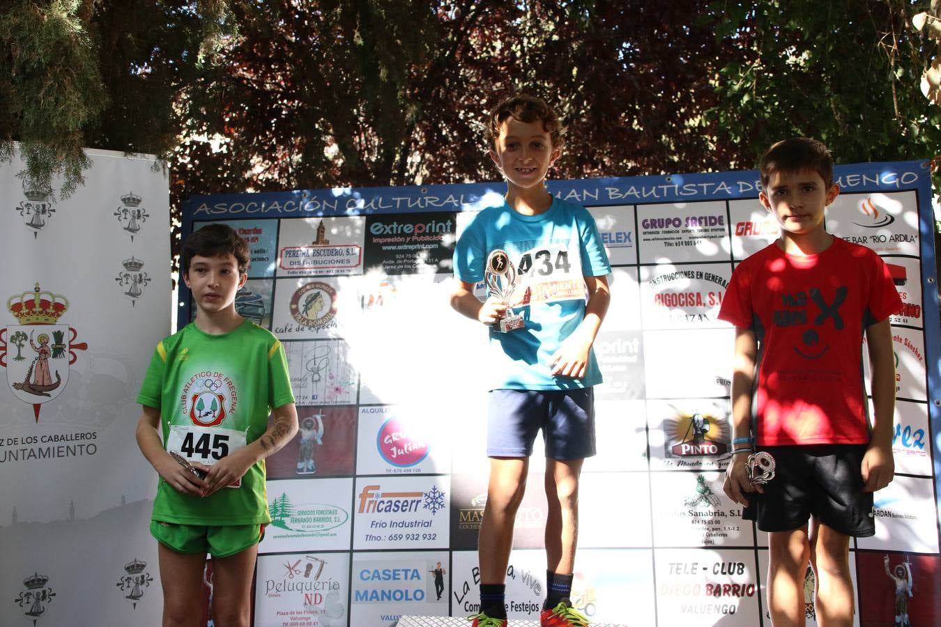 Valuengo continúa apostando por el deporte y la investigación de la Histiocitosis con la tercera edición del 'Cross Popular Valuengo', organizada por la Comisión de Festejos de la citada pedanía en colaboración con la Concejalía de Juventud y Deportes del Ayuntamiento de Jerez de los Caballeros y el Programa de Dinamización Deportiva de la Mancomunidad Sierra Suroeste. La citada prueba deportiva se ha celebrado esta mañana y ha contado con más de 140 participantes, entre todas las categorías.Celso Graciano y Estefanía Carretero se han convertido en los vencedores de la prueba general, y José Joaquín García y Rosa González han ocupado los primeros puestos locales.