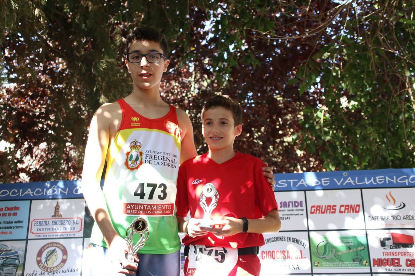 Valuengo continúa apostando por el deporte y la investigación de la Histiocitosis con la tercera edición del 'Cross Popular Valuengo', organizada por la Comisión de Festejos de la citada pedanía en colaboración con la Concejalía de Juventud y Deportes del Ayuntamiento de Jerez de los Caballeros y el Programa de Dinamización Deportiva de la Mancomunidad Sierra Suroeste. La citada prueba deportiva se ha celebrado esta mañana y ha contado con más de 140 participantes, entre todas las categorías.Celso Graciano y Estefanía Carretero se han convertido en los vencedores de la prueba general, y José Joaquín García y Rosa González han ocupado los primeros puestos locales.