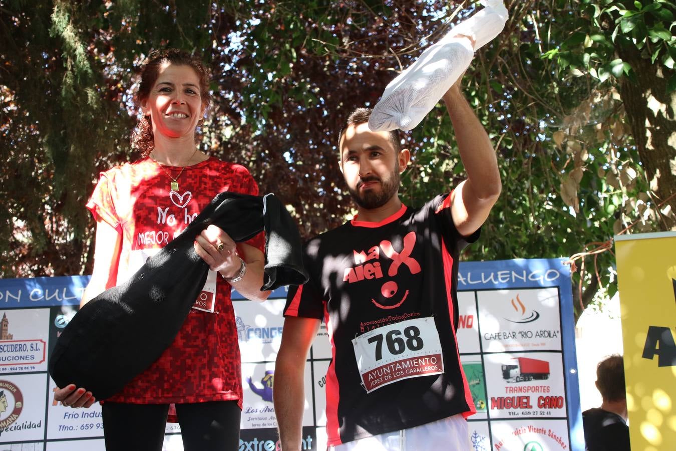 Valuengo continúa apostando por el deporte y la investigación de la Histiocitosis con la tercera edición del 'Cross Popular Valuengo', organizada por la Comisión de Festejos de la citada pedanía en colaboración con la Concejalía de Juventud y Deportes del Ayuntamiento de Jerez de los Caballeros y el Programa de Dinamización Deportiva de la Mancomunidad Sierra Suroeste. La citada prueba deportiva se ha celebrado esta mañana y ha contado con más de 140 participantes, entre todas las categorías.Celso Graciano y Estefanía Carretero se han convertido en los vencedores de la prueba general, y José Joaquín García y Rosa González han ocupado los primeros puestos locales.