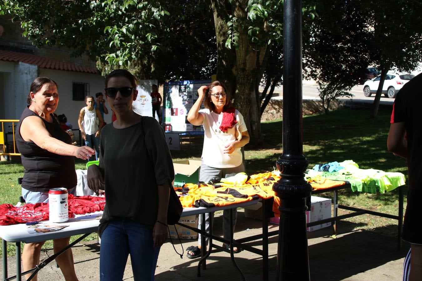 Valuengo continúa apostando por el deporte y la investigación de la Histiocitosis con la tercera edición del 'Cross Popular Valuengo', organizada por la Comisión de Festejos de la citada pedanía en colaboración con la Concejalía de Juventud y Deportes del Ayuntamiento de Jerez de los Caballeros y el Programa de Dinamización Deportiva de la Mancomunidad Sierra Suroeste. La citada prueba deportiva se ha celebrado esta mañana y ha contado con más de 140 participantes, entre todas las categorías.Celso Graciano y Estefanía Carretero se han convertido en los vencedores de la prueba general, y José Joaquín García y Rosa González han ocupado los primeros puestos locales.