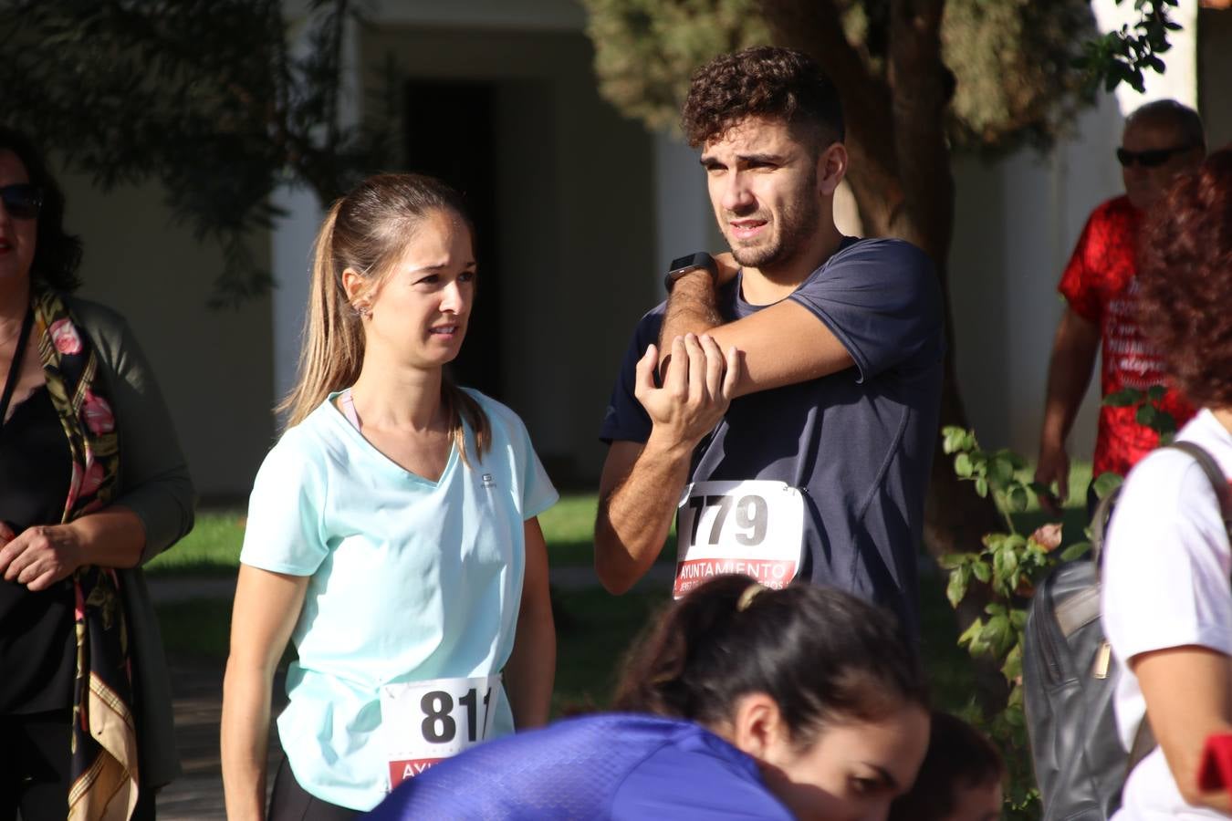 Valuengo continúa apostando por el deporte y la investigación de la Histiocitosis con la tercera edición del 'Cross Popular Valuengo', organizada por la Comisión de Festejos de la citada pedanía en colaboración con la Concejalía de Juventud y Deportes del Ayuntamiento de Jerez de los Caballeros y el Programa de Dinamización Deportiva de la Mancomunidad Sierra Suroeste. La citada prueba deportiva se ha celebrado esta mañana y ha contado con más de 140 participantes, entre todas las categorías.Celso Graciano y Estefanía Carretero se han convertido en los vencedores de la prueba general, y José Joaquín García y Rosa González han ocupado los primeros puestos locales.