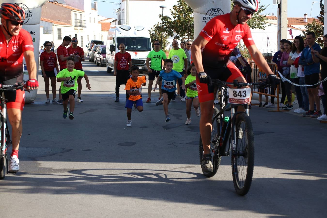 Valuengo continúa apostando por el deporte y la investigación de la Histiocitosis con la tercera edición del 'Cross Popular Valuengo', organizada por la Comisión de Festejos de la citada pedanía en colaboración con la Concejalía de Juventud y Deportes del Ayuntamiento de Jerez de los Caballeros y el Programa de Dinamización Deportiva de la Mancomunidad Sierra Suroeste. La citada prueba deportiva se ha celebrado esta mañana y ha contado con más de 140 participantes, entre todas las categorías.Celso Graciano y Estefanía Carretero se han convertido en los vencedores de la prueba general, y José Joaquín García y Rosa González han ocupado los primeros puestos locales.