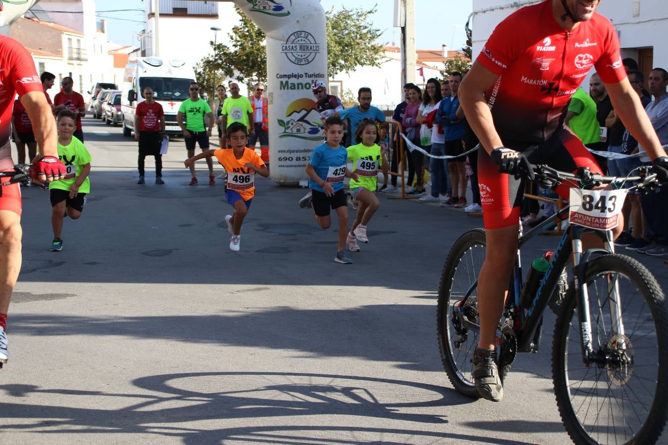 Valuengo continúa apostando por el deporte y la investigación de la Histiocitosis con la tercera edición del 'Cross Popular Valuengo', organizada por la Comisión de Festejos de la citada pedanía en colaboración con la Concejalía de Juventud y Deportes del Ayuntamiento de Jerez de los Caballeros y el Programa de Dinamización Deportiva de la Mancomunidad Sierra Suroeste. La citada prueba deportiva se ha celebrado esta mañana y ha contado con más de 140 participantes, entre todas las categorías.Celso Graciano y Estefanía Carretero se han convertido en los vencedores de la prueba general, y José Joaquín García y Rosa González han ocupado los primeros puestos locales.