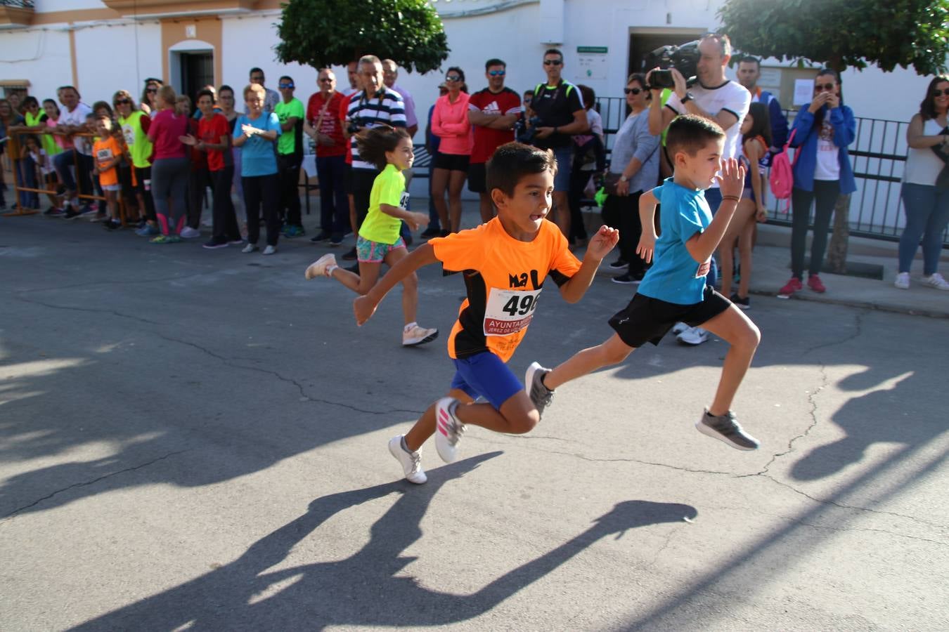 Valuengo continúa apostando por el deporte y la investigación de la Histiocitosis con la tercera edición del 'Cross Popular Valuengo', organizada por la Comisión de Festejos de la citada pedanía en colaboración con la Concejalía de Juventud y Deportes del Ayuntamiento de Jerez de los Caballeros y el Programa de Dinamización Deportiva de la Mancomunidad Sierra Suroeste. La citada prueba deportiva se ha celebrado esta mañana y ha contado con más de 140 participantes, entre todas las categorías.Celso Graciano y Estefanía Carretero se han convertido en los vencedores de la prueba general, y José Joaquín García y Rosa González han ocupado los primeros puestos locales.