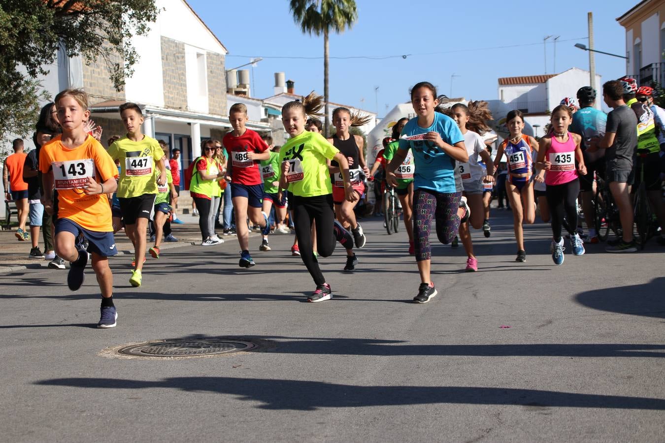 Valuengo continúa apostando por el deporte y la investigación de la Histiocitosis con la tercera edición del 'Cross Popular Valuengo', organizada por la Comisión de Festejos de la citada pedanía en colaboración con la Concejalía de Juventud y Deportes del Ayuntamiento de Jerez de los Caballeros y el Programa de Dinamización Deportiva de la Mancomunidad Sierra Suroeste. La citada prueba deportiva se ha celebrado esta mañana y ha contado con más de 140 participantes, entre todas las categorías.Celso Graciano y Estefanía Carretero se han convertido en los vencedores de la prueba general, y José Joaquín García y Rosa González han ocupado los primeros puestos locales.