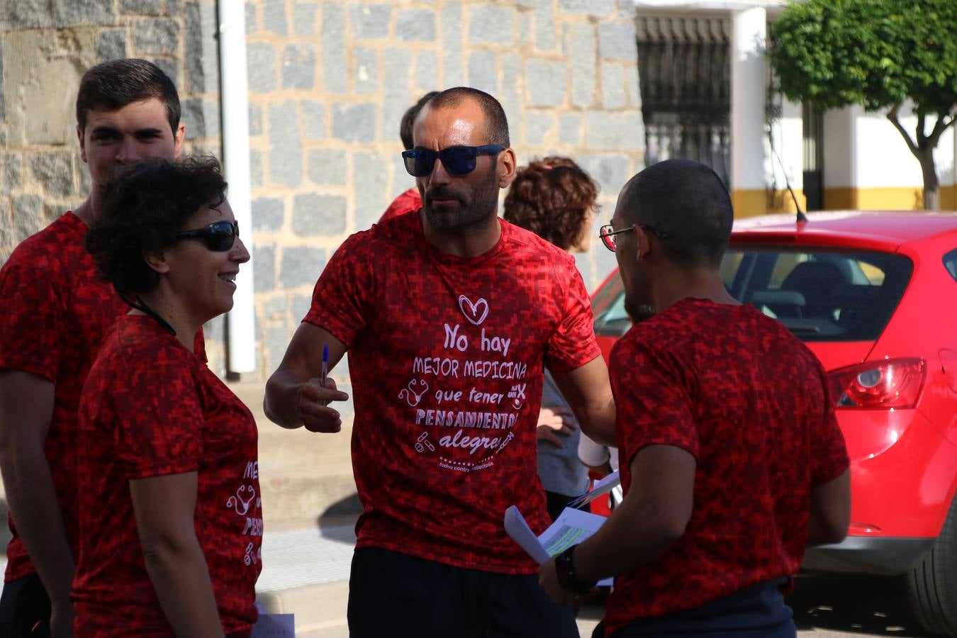 Valuengo continúa apostando por el deporte y la investigación de la Histiocitosis con la tercera edición del 'Cross Popular Valuengo', organizada por la Comisión de Festejos de la citada pedanía en colaboración con la Concejalía de Juventud y Deportes del Ayuntamiento de Jerez de los Caballeros y el Programa de Dinamización Deportiva de la Mancomunidad Sierra Suroeste. La citada prueba deportiva se ha celebrado esta mañana y ha contado con más de 140 participantes, entre todas las categorías.Celso Graciano y Estefanía Carretero se han convertido en los vencedores de la prueba general, y José Joaquín García y Rosa González han ocupado los primeros puestos locales.