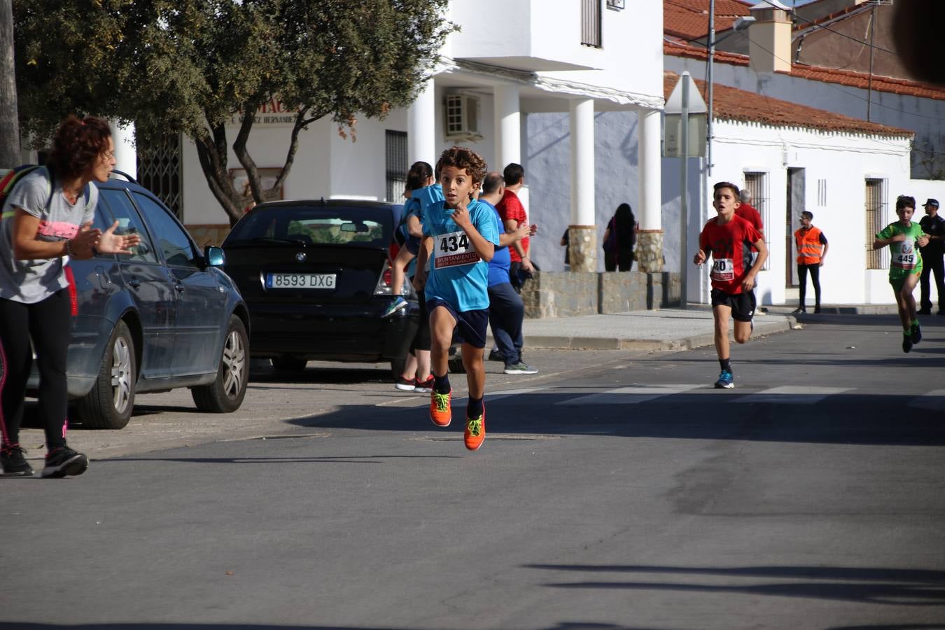 Valuengo continúa apostando por el deporte y la investigación de la Histiocitosis con la tercera edición del 'Cross Popular Valuengo', organizada por la Comisión de Festejos de la citada pedanía en colaboración con la Concejalía de Juventud y Deportes del Ayuntamiento de Jerez de los Caballeros y el Programa de Dinamización Deportiva de la Mancomunidad Sierra Suroeste. La citada prueba deportiva se ha celebrado esta mañana y ha contado con más de 140 participantes, entre todas las categorías.Celso Graciano y Estefanía Carretero se han convertido en los vencedores de la prueba general, y José Joaquín García y Rosa González han ocupado los primeros puestos locales.