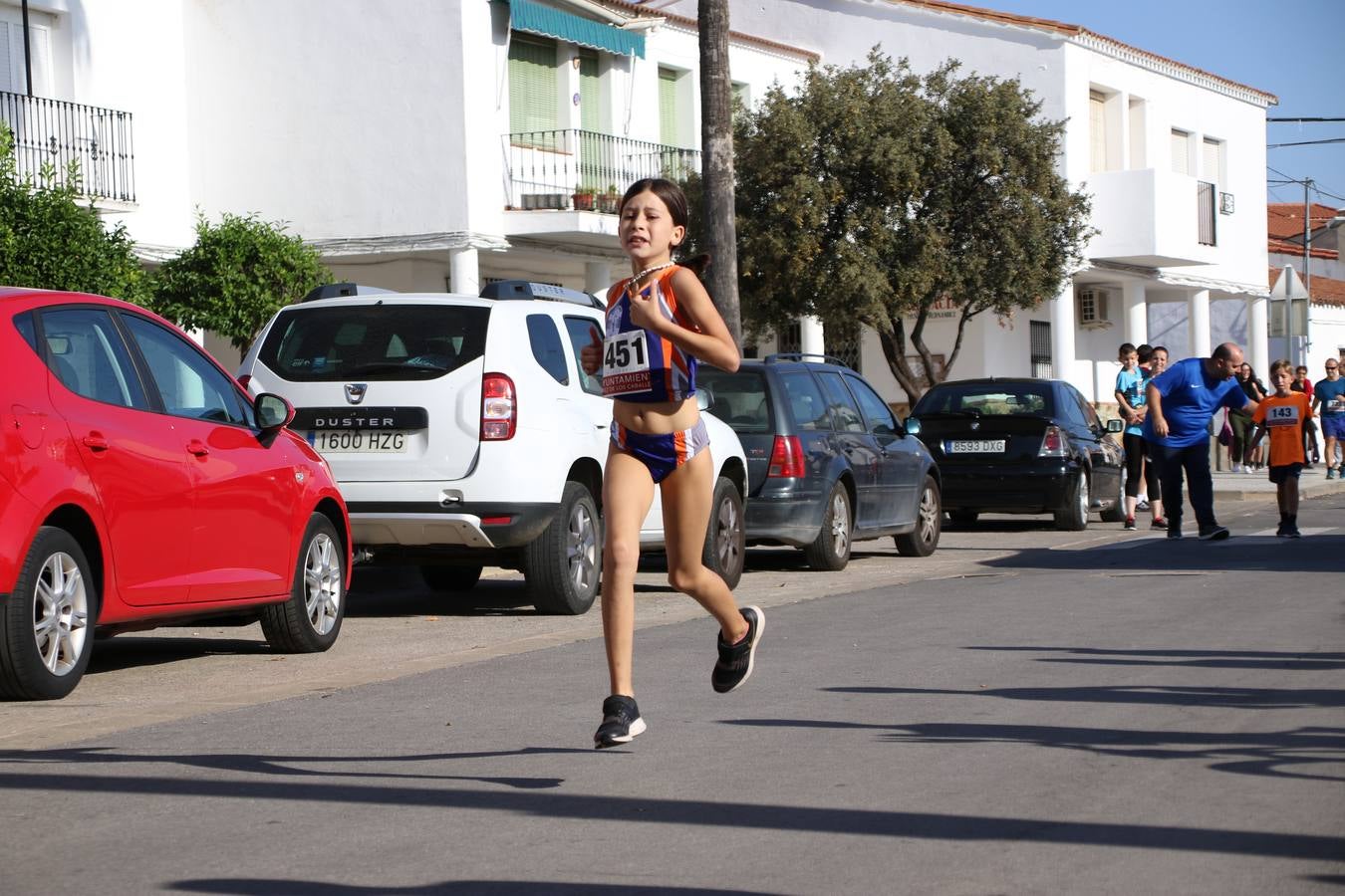 Valuengo continúa apostando por el deporte y la investigación de la Histiocitosis con la tercera edición del 'Cross Popular Valuengo', organizada por la Comisión de Festejos de la citada pedanía en colaboración con la Concejalía de Juventud y Deportes del Ayuntamiento de Jerez de los Caballeros y el Programa de Dinamización Deportiva de la Mancomunidad Sierra Suroeste. La citada prueba deportiva se ha celebrado esta mañana y ha contado con más de 140 participantes, entre todas las categorías.Celso Graciano y Estefanía Carretero se han convertido en los vencedores de la prueba general, y José Joaquín García y Rosa González han ocupado los primeros puestos locales.