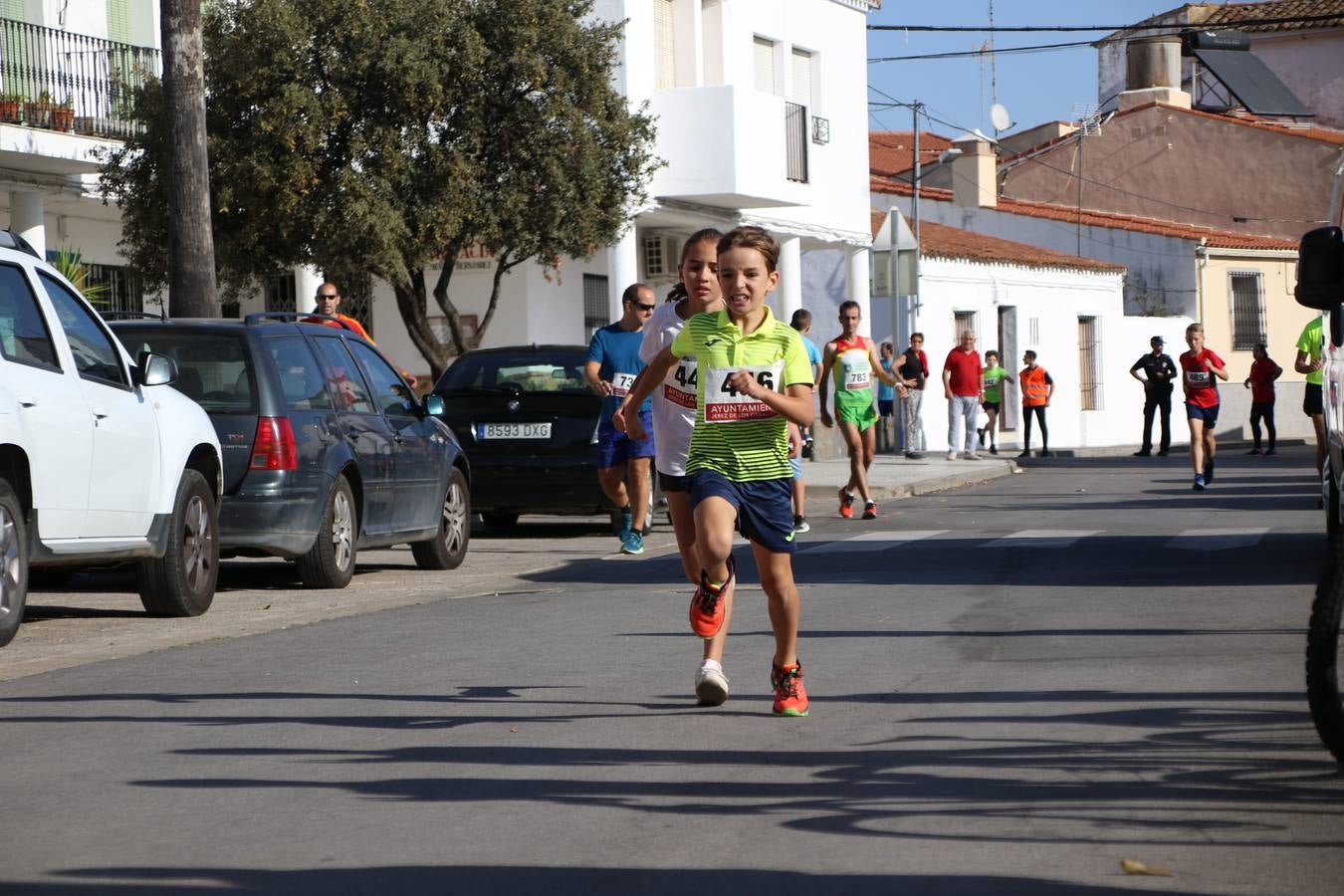 Valuengo continúa apostando por el deporte y la investigación de la Histiocitosis con la tercera edición del 'Cross Popular Valuengo', organizada por la Comisión de Festejos de la citada pedanía en colaboración con la Concejalía de Juventud y Deportes del Ayuntamiento de Jerez de los Caballeros y el Programa de Dinamización Deportiva de la Mancomunidad Sierra Suroeste. La citada prueba deportiva se ha celebrado esta mañana y ha contado con más de 140 participantes, entre todas las categorías.Celso Graciano y Estefanía Carretero se han convertido en los vencedores de la prueba general, y José Joaquín García y Rosa González han ocupado los primeros puestos locales.