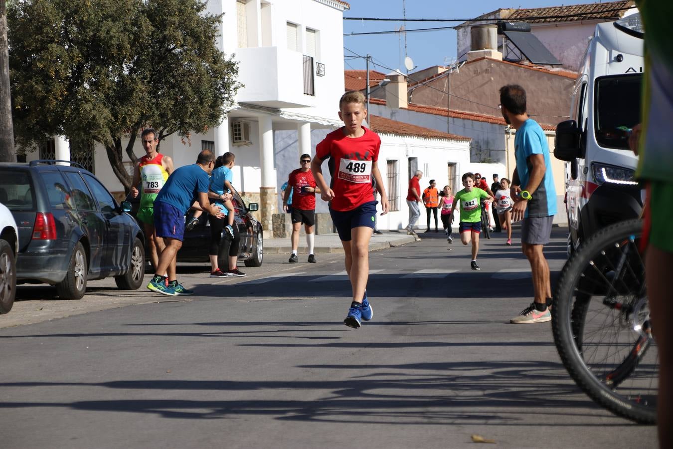 Valuengo continúa apostando por el deporte y la investigación de la Histiocitosis con la tercera edición del 'Cross Popular Valuengo', organizada por la Comisión de Festejos de la citada pedanía en colaboración con la Concejalía de Juventud y Deportes del Ayuntamiento de Jerez de los Caballeros y el Programa de Dinamización Deportiva de la Mancomunidad Sierra Suroeste. La citada prueba deportiva se ha celebrado esta mañana y ha contado con más de 140 participantes, entre todas las categorías.Celso Graciano y Estefanía Carretero se han convertido en los vencedores de la prueba general, y José Joaquín García y Rosa González han ocupado los primeros puestos locales.