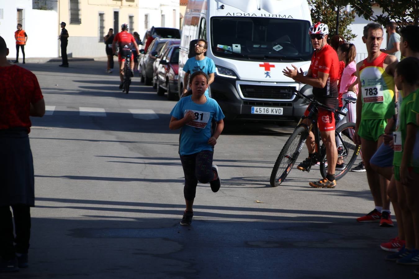 Valuengo continúa apostando por el deporte y la investigación de la Histiocitosis con la tercera edición del 'Cross Popular Valuengo', organizada por la Comisión de Festejos de la citada pedanía en colaboración con la Concejalía de Juventud y Deportes del Ayuntamiento de Jerez de los Caballeros y el Programa de Dinamización Deportiva de la Mancomunidad Sierra Suroeste. La citada prueba deportiva se ha celebrado esta mañana y ha contado con más de 140 participantes, entre todas las categorías.Celso Graciano y Estefanía Carretero se han convertido en los vencedores de la prueba general, y José Joaquín García y Rosa González han ocupado los primeros puestos locales.