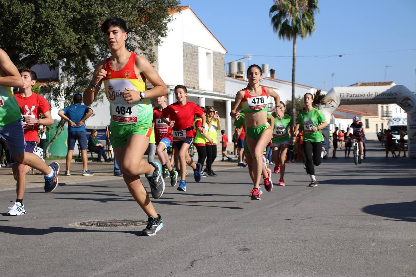 Valuengo continúa apostando por el deporte y la investigación de la Histiocitosis con la tercera edición del 'Cross Popular Valuengo', organizada por la Comisión de Festejos de la citada pedanía en colaboración con la Concejalía de Juventud y Deportes del Ayuntamiento de Jerez de los Caballeros y el Programa de Dinamización Deportiva de la Mancomunidad Sierra Suroeste. La citada prueba deportiva se ha celebrado esta mañana y ha contado con más de 140 participantes, entre todas las categorías.Celso Graciano y Estefanía Carretero se han convertido en los vencedores de la prueba general, y José Joaquín García y Rosa González han ocupado los primeros puestos locales.