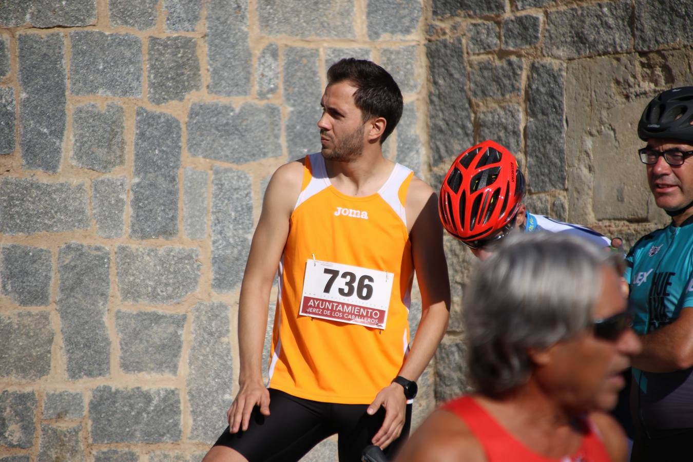 Valuengo continúa apostando por el deporte y la investigación de la Histiocitosis con la tercera edición del 'Cross Popular Valuengo', organizada por la Comisión de Festejos de la citada pedanía en colaboración con la Concejalía de Juventud y Deportes del Ayuntamiento de Jerez de los Caballeros y el Programa de Dinamización Deportiva de la Mancomunidad Sierra Suroeste. La citada prueba deportiva se ha celebrado esta mañana y ha contado con más de 140 participantes, entre todas las categorías.Celso Graciano y Estefanía Carretero se han convertido en los vencedores de la prueba general, y José Joaquín García y Rosa González han ocupado los primeros puestos locales.