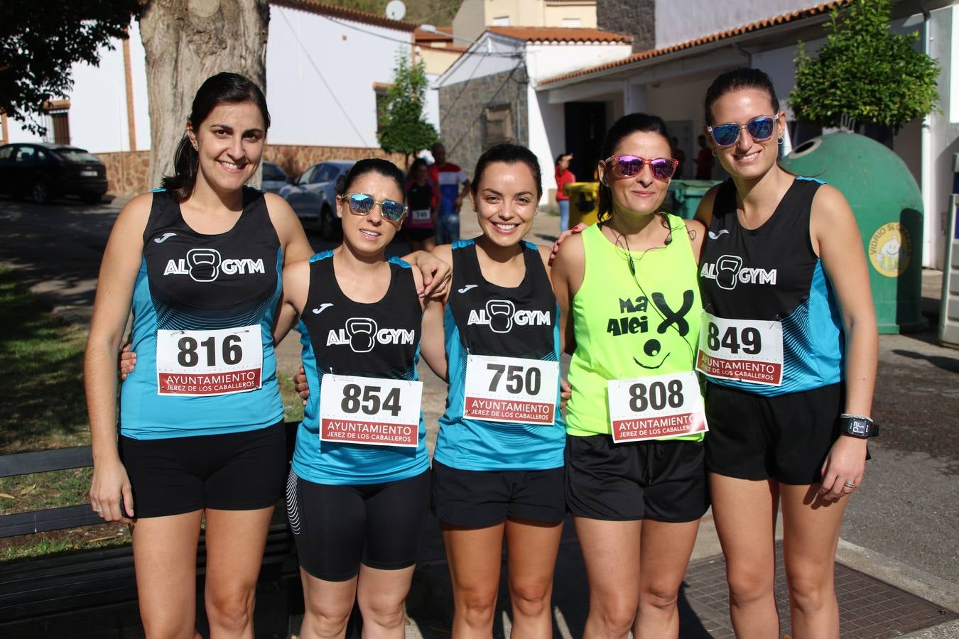 Valuengo continúa apostando por el deporte y la investigación de la Histiocitosis con la tercera edición del 'Cross Popular Valuengo', organizada por la Comisión de Festejos de la citada pedanía en colaboración con la Concejalía de Juventud y Deportes del Ayuntamiento de Jerez de los Caballeros y el Programa de Dinamización Deportiva de la Mancomunidad Sierra Suroeste. La citada prueba deportiva se ha celebrado esta mañana y ha contado con más de 140 participantes, entre todas las categorías.Celso Graciano y Estefanía Carretero se han convertido en los vencedores de la prueba general, y José Joaquín García y Rosa González han ocupado los primeros puestos locales.