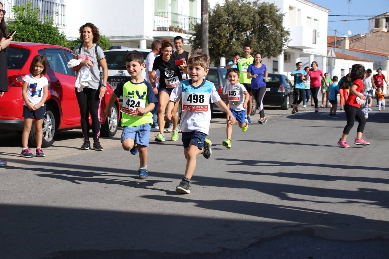 Valuengo continúa apostando por el deporte y la investigación de la Histiocitosis con la tercera edición del 'Cross Popular Valuengo', organizada por la Comisión de Festejos de la citada pedanía en colaboración con la Concejalía de Juventud y Deportes del Ayuntamiento de Jerez de los Caballeros y el Programa de Dinamización Deportiva de la Mancomunidad Sierra Suroeste. La citada prueba deportiva se ha celebrado esta mañana y ha contado con más de 140 participantes, entre todas las categorías.Celso Graciano y Estefanía Carretero se han convertido en los vencedores de la prueba general, y José Joaquín García y Rosa González han ocupado los primeros puestos locales.