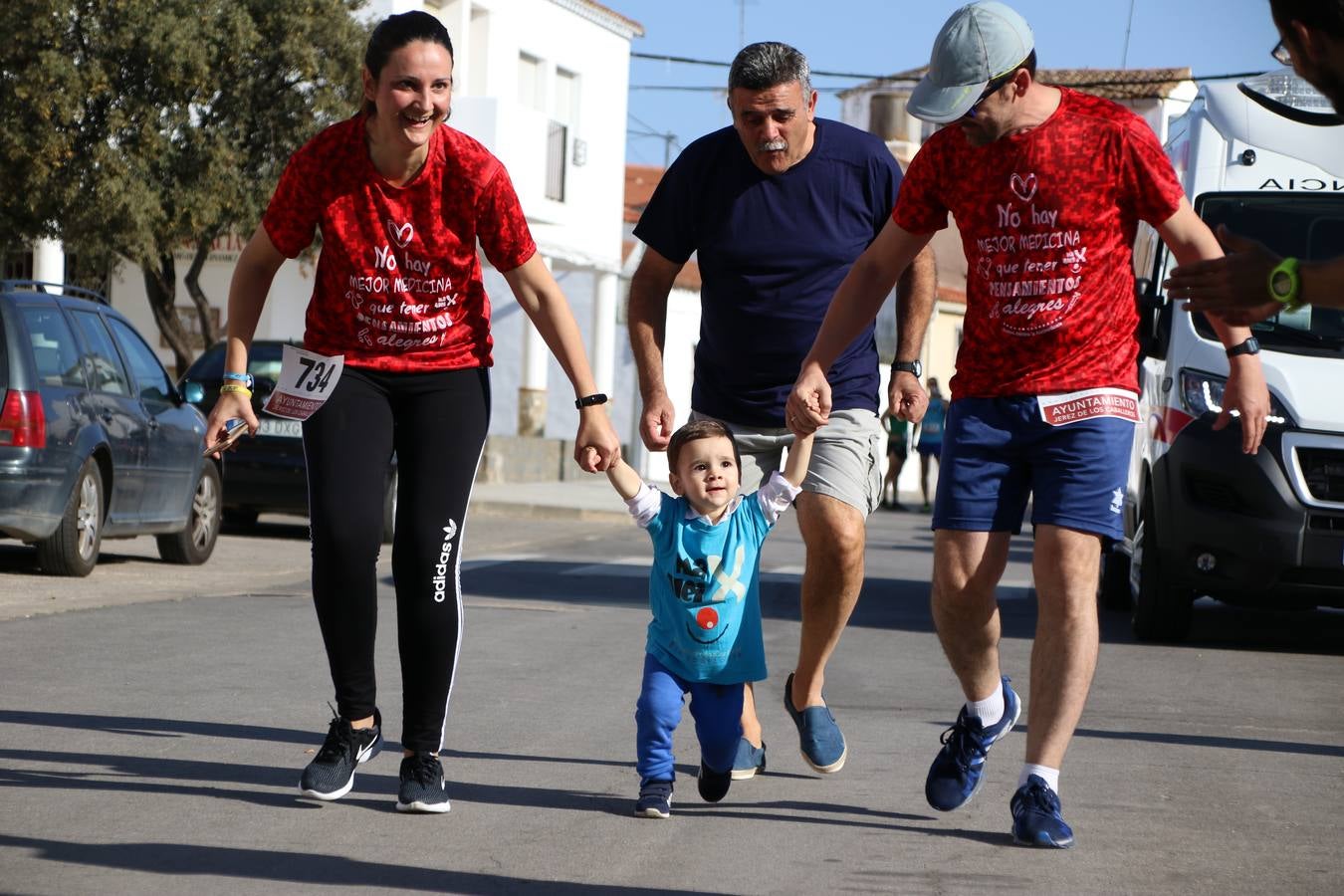 Valuengo continúa apostando por el deporte y la investigación de la Histiocitosis con la tercera edición del 'Cross Popular Valuengo', organizada por la Comisión de Festejos de la citada pedanía en colaboración con la Concejalía de Juventud y Deportes del Ayuntamiento de Jerez de los Caballeros y el Programa de Dinamización Deportiva de la Mancomunidad Sierra Suroeste. La citada prueba deportiva se ha celebrado esta mañana y ha contado con más de 140 participantes, entre todas las categorías.Celso Graciano y Estefanía Carretero se han convertido en los vencedores de la prueba general, y José Joaquín García y Rosa González han ocupado los primeros puestos locales.