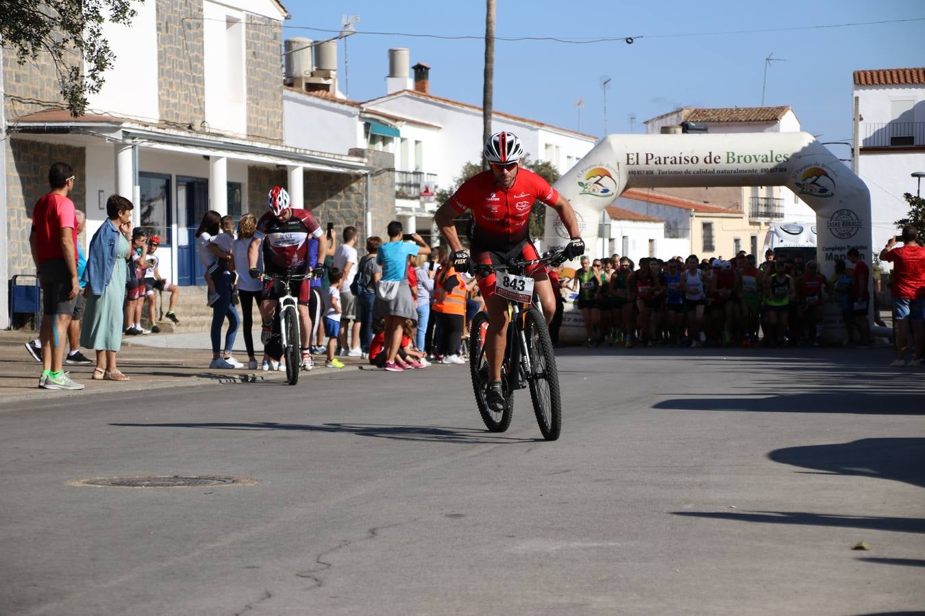 Valuengo continúa apostando por el deporte y la investigación de la Histiocitosis con la tercera edición del 'Cross Popular Valuengo', organizada por la Comisión de Festejos de la citada pedanía en colaboración con la Concejalía de Juventud y Deportes del Ayuntamiento de Jerez de los Caballeros y el Programa de Dinamización Deportiva de la Mancomunidad Sierra Suroeste. La citada prueba deportiva se ha celebrado esta mañana y ha contado con más de 140 participantes, entre todas las categorías.Celso Graciano y Estefanía Carretero se han convertido en los vencedores de la prueba general, y José Joaquín García y Rosa González han ocupado los primeros puestos locales.