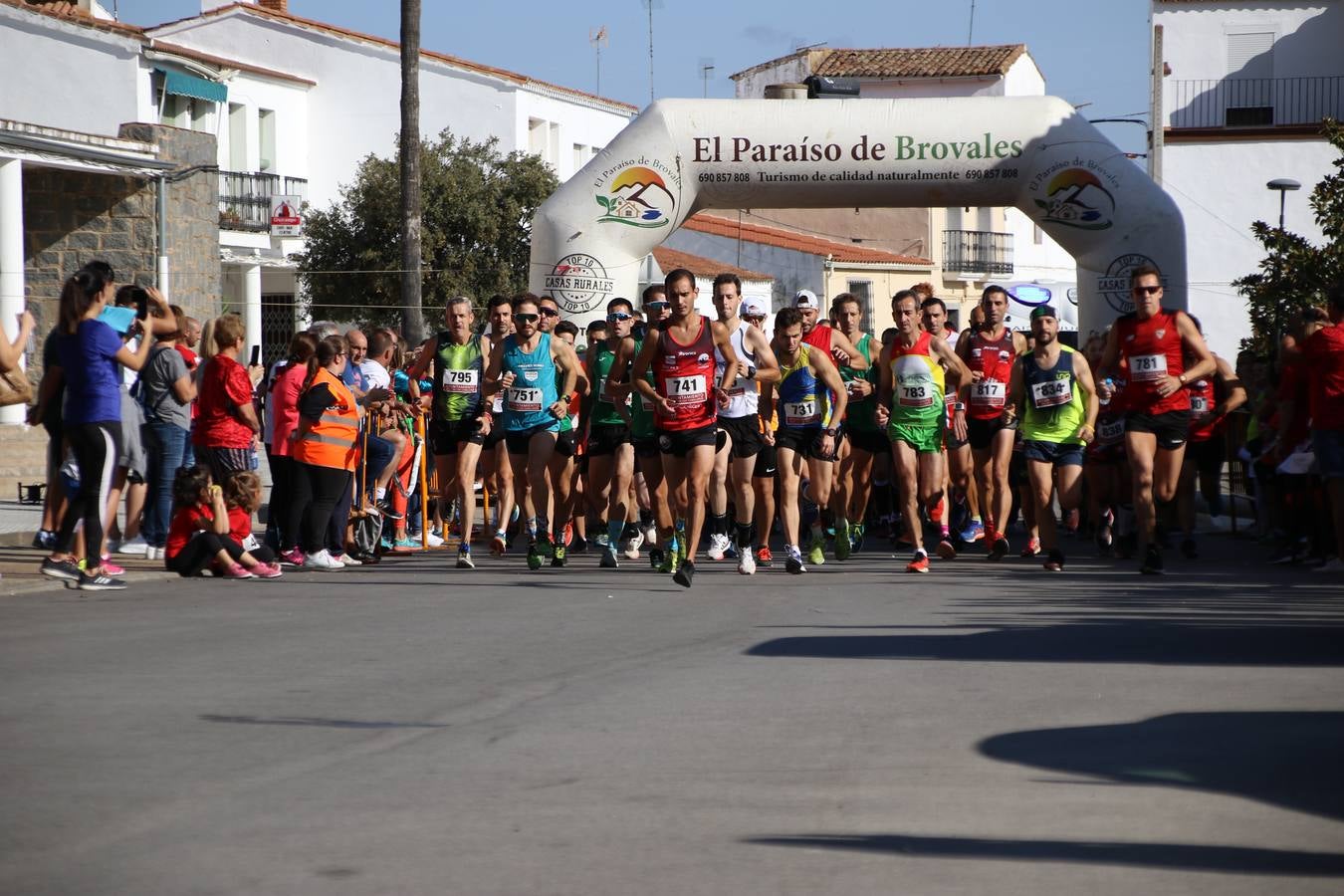 Valuengo continúa apostando por el deporte y la investigación de la Histiocitosis con la tercera edición del 'Cross Popular Valuengo', organizada por la Comisión de Festejos de la citada pedanía en colaboración con la Concejalía de Juventud y Deportes del Ayuntamiento de Jerez de los Caballeros y el Programa de Dinamización Deportiva de la Mancomunidad Sierra Suroeste. La citada prueba deportiva se ha celebrado esta mañana y ha contado con más de 140 participantes, entre todas las categorías.Celso Graciano y Estefanía Carretero se han convertido en los vencedores de la prueba general, y José Joaquín García y Rosa González han ocupado los primeros puestos locales.