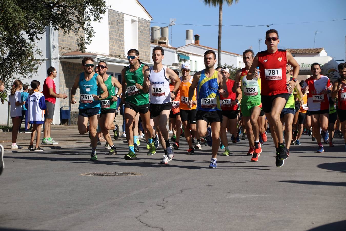 Valuengo continúa apostando por el deporte y la investigación de la Histiocitosis con la tercera edición del 'Cross Popular Valuengo', organizada por la Comisión de Festejos de la citada pedanía en colaboración con la Concejalía de Juventud y Deportes del Ayuntamiento de Jerez de los Caballeros y el Programa de Dinamización Deportiva de la Mancomunidad Sierra Suroeste. La citada prueba deportiva se ha celebrado esta mañana y ha contado con más de 140 participantes, entre todas las categorías.Celso Graciano y Estefanía Carretero se han convertido en los vencedores de la prueba general, y José Joaquín García y Rosa González han ocupado los primeros puestos locales.