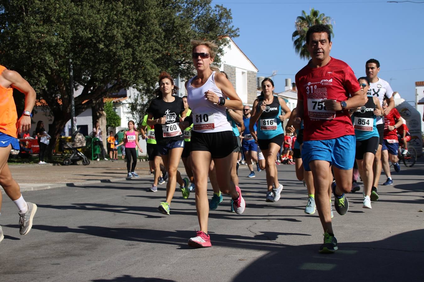 Valuengo continúa apostando por el deporte y la investigación de la Histiocitosis con la tercera edición del 'Cross Popular Valuengo', organizada por la Comisión de Festejos de la citada pedanía en colaboración con la Concejalía de Juventud y Deportes del Ayuntamiento de Jerez de los Caballeros y el Programa de Dinamización Deportiva de la Mancomunidad Sierra Suroeste. La citada prueba deportiva se ha celebrado esta mañana y ha contado con más de 140 participantes, entre todas las categorías.Celso Graciano y Estefanía Carretero se han convertido en los vencedores de la prueba general, y José Joaquín García y Rosa González han ocupado los primeros puestos locales.