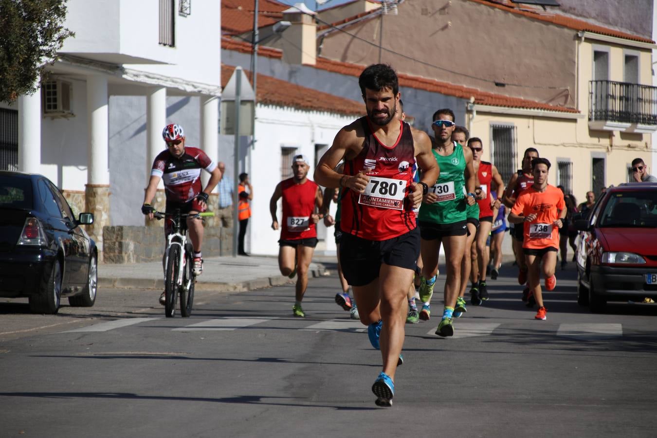 Valuengo continúa apostando por el deporte y la investigación de la Histiocitosis con la tercera edición del 'Cross Popular Valuengo', organizada por la Comisión de Festejos de la citada pedanía en colaboración con la Concejalía de Juventud y Deportes del Ayuntamiento de Jerez de los Caballeros y el Programa de Dinamización Deportiva de la Mancomunidad Sierra Suroeste. La citada prueba deportiva se ha celebrado esta mañana y ha contado con más de 140 participantes, entre todas las categorías.Celso Graciano y Estefanía Carretero se han convertido en los vencedores de la prueba general, y José Joaquín García y Rosa González han ocupado los primeros puestos locales.