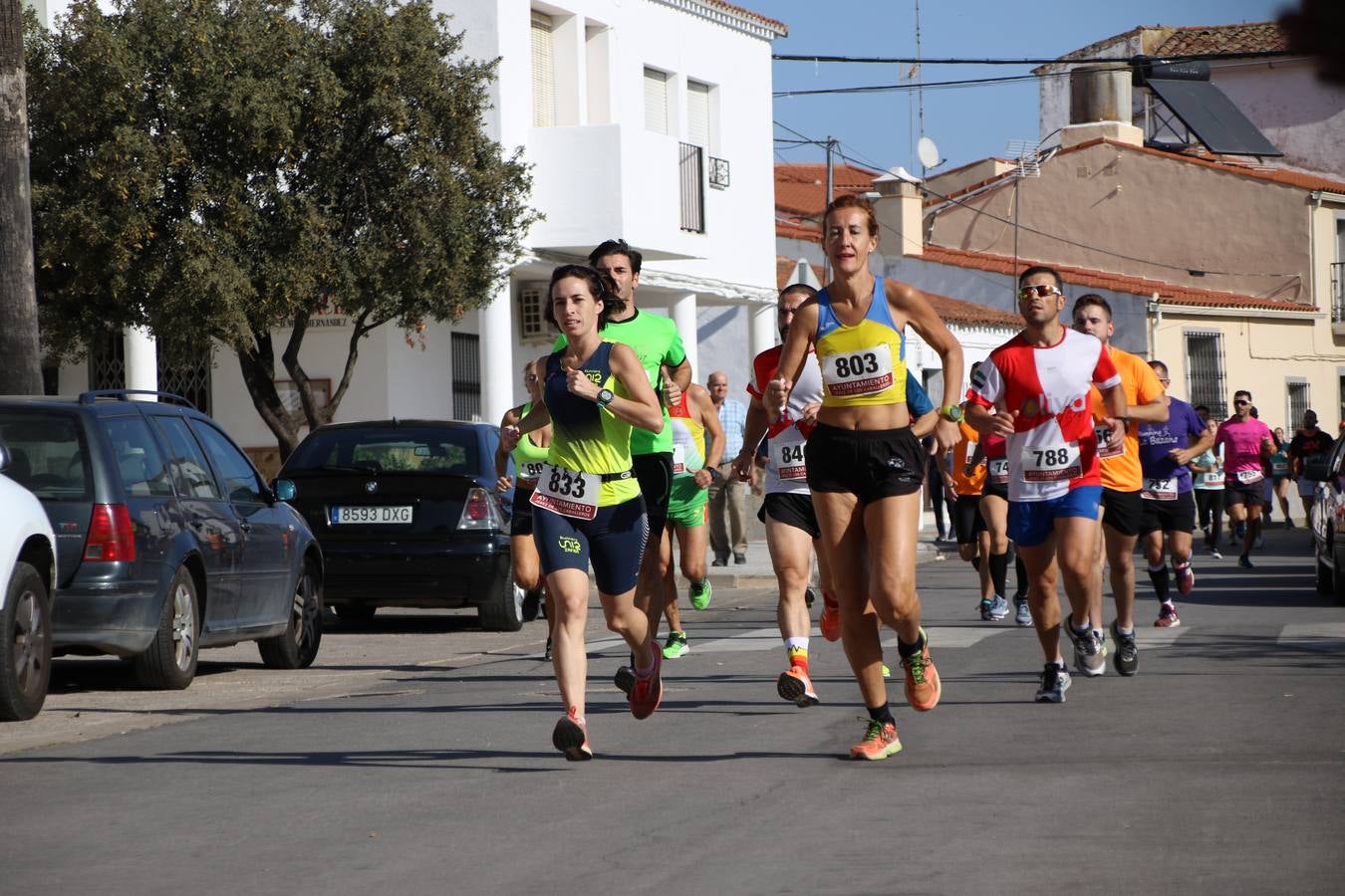 Valuengo continúa apostando por el deporte y la investigación de la Histiocitosis con la tercera edición del 'Cross Popular Valuengo', organizada por la Comisión de Festejos de la citada pedanía en colaboración con la Concejalía de Juventud y Deportes del Ayuntamiento de Jerez de los Caballeros y el Programa de Dinamización Deportiva de la Mancomunidad Sierra Suroeste. La citada prueba deportiva se ha celebrado esta mañana y ha contado con más de 140 participantes, entre todas las categorías.Celso Graciano y Estefanía Carretero se han convertido en los vencedores de la prueba general, y José Joaquín García y Rosa González han ocupado los primeros puestos locales.