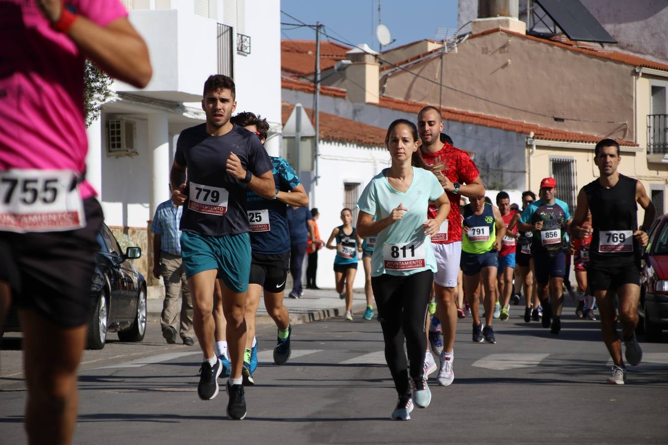 Valuengo continúa apostando por el deporte y la investigación de la Histiocitosis con la tercera edición del 'Cross Popular Valuengo', organizada por la Comisión de Festejos de la citada pedanía en colaboración con la Concejalía de Juventud y Deportes del Ayuntamiento de Jerez de los Caballeros y el Programa de Dinamización Deportiva de la Mancomunidad Sierra Suroeste. La citada prueba deportiva se ha celebrado esta mañana y ha contado con más de 140 participantes, entre todas las categorías.Celso Graciano y Estefanía Carretero se han convertido en los vencedores de la prueba general, y José Joaquín García y Rosa González han ocupado los primeros puestos locales.