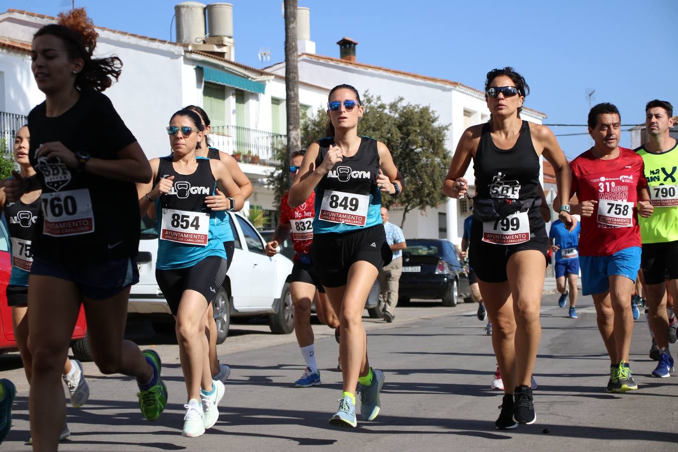 Valuengo continúa apostando por el deporte y la investigación de la Histiocitosis con la tercera edición del 'Cross Popular Valuengo', organizada por la Comisión de Festejos de la citada pedanía en colaboración con la Concejalía de Juventud y Deportes del Ayuntamiento de Jerez de los Caballeros y el Programa de Dinamización Deportiva de la Mancomunidad Sierra Suroeste. La citada prueba deportiva se ha celebrado esta mañana y ha contado con más de 140 participantes, entre todas las categorías.Celso Graciano y Estefanía Carretero se han convertido en los vencedores de la prueba general, y José Joaquín García y Rosa González han ocupado los primeros puestos locales.