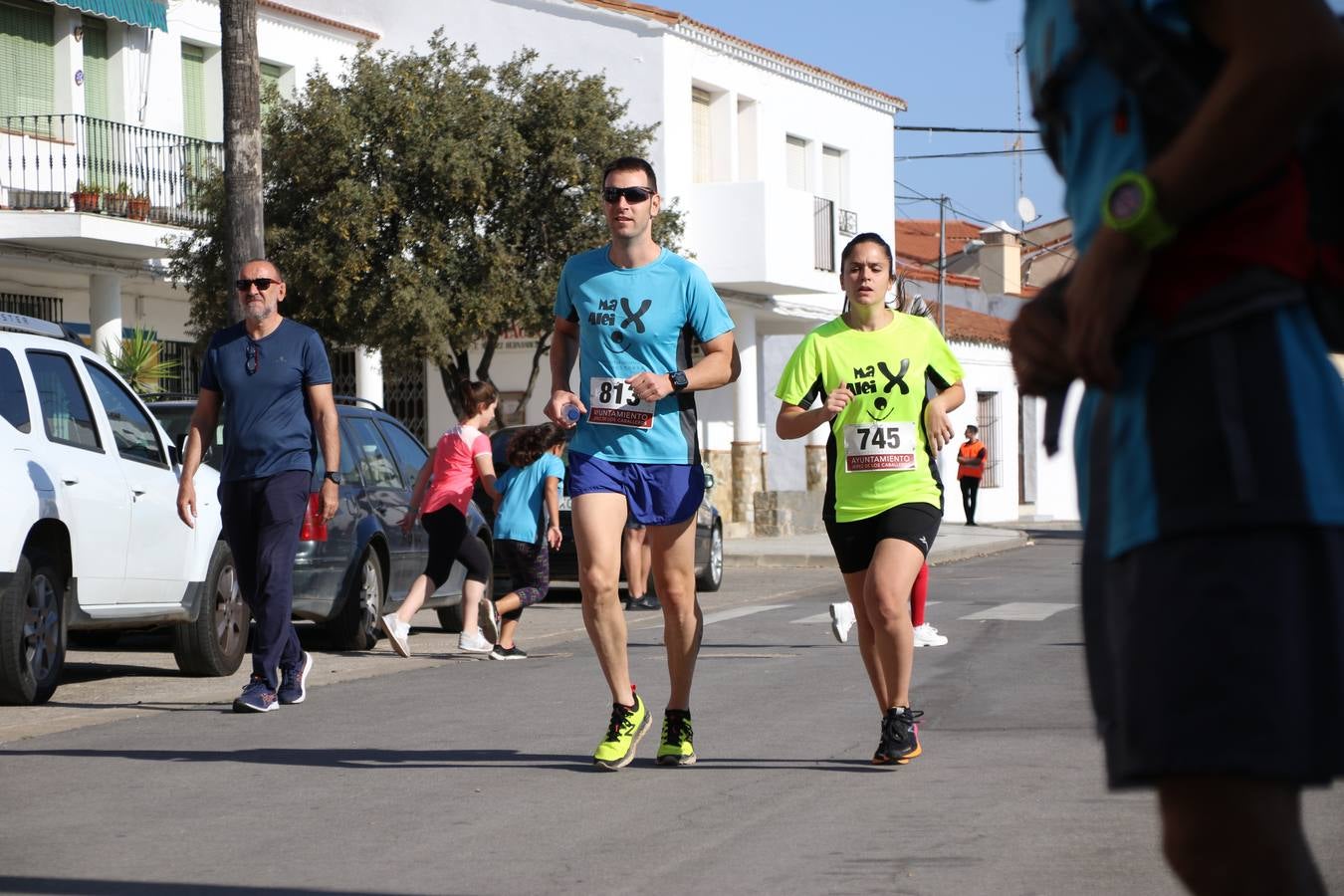 Valuengo continúa apostando por el deporte y la investigación de la Histiocitosis con la tercera edición del 'Cross Popular Valuengo', organizada por la Comisión de Festejos de la citada pedanía en colaboración con la Concejalía de Juventud y Deportes del Ayuntamiento de Jerez de los Caballeros y el Programa de Dinamización Deportiva de la Mancomunidad Sierra Suroeste. La citada prueba deportiva se ha celebrado esta mañana y ha contado con más de 140 participantes, entre todas las categorías.Celso Graciano y Estefanía Carretero se han convertido en los vencedores de la prueba general, y José Joaquín García y Rosa González han ocupado los primeros puestos locales.