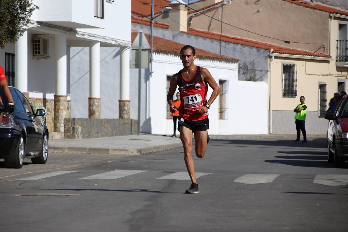 Valuengo continúa apostando por el deporte y la investigación de la Histiocitosis con la tercera edición del 'Cross Popular Valuengo', organizada por la Comisión de Festejos de la citada pedanía en colaboración con la Concejalía de Juventud y Deportes del Ayuntamiento de Jerez de los Caballeros y el Programa de Dinamización Deportiva de la Mancomunidad Sierra Suroeste. La citada prueba deportiva se ha celebrado esta mañana y ha contado con más de 140 participantes, entre todas las categorías.Celso Graciano y Estefanía Carretero se han convertido en los vencedores de la prueba general, y José Joaquín García y Rosa González han ocupado los primeros puestos locales.