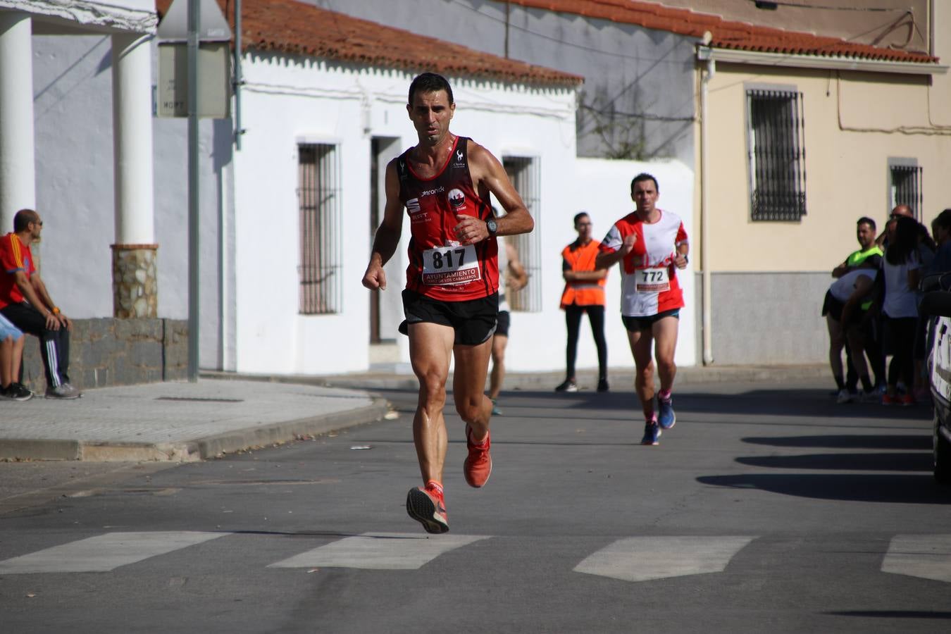 Valuengo continúa apostando por el deporte y la investigación de la Histiocitosis con la tercera edición del 'Cross Popular Valuengo', organizada por la Comisión de Festejos de la citada pedanía en colaboración con la Concejalía de Juventud y Deportes del Ayuntamiento de Jerez de los Caballeros y el Programa de Dinamización Deportiva de la Mancomunidad Sierra Suroeste. La citada prueba deportiva se ha celebrado esta mañana y ha contado con más de 140 participantes, entre todas las categorías.Celso Graciano y Estefanía Carretero se han convertido en los vencedores de la prueba general, y José Joaquín García y Rosa González han ocupado los primeros puestos locales.