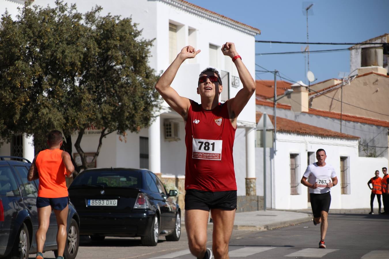 Valuengo continúa apostando por el deporte y la investigación de la Histiocitosis con la tercera edición del 'Cross Popular Valuengo', organizada por la Comisión de Festejos de la citada pedanía en colaboración con la Concejalía de Juventud y Deportes del Ayuntamiento de Jerez de los Caballeros y el Programa de Dinamización Deportiva de la Mancomunidad Sierra Suroeste. La citada prueba deportiva se ha celebrado esta mañana y ha contado con más de 140 participantes, entre todas las categorías.Celso Graciano y Estefanía Carretero se han convertido en los vencedores de la prueba general, y José Joaquín García y Rosa González han ocupado los primeros puestos locales.