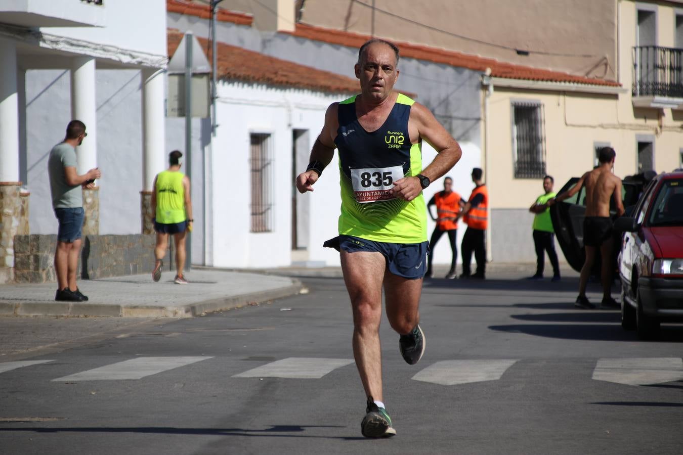 Valuengo continúa apostando por el deporte y la investigación de la Histiocitosis con la tercera edición del 'Cross Popular Valuengo', organizada por la Comisión de Festejos de la citada pedanía en colaboración con la Concejalía de Juventud y Deportes del Ayuntamiento de Jerez de los Caballeros y el Programa de Dinamización Deportiva de la Mancomunidad Sierra Suroeste. La citada prueba deportiva se ha celebrado esta mañana y ha contado con más de 140 participantes, entre todas las categorías.Celso Graciano y Estefanía Carretero se han convertido en los vencedores de la prueba general, y José Joaquín García y Rosa González han ocupado los primeros puestos locales.