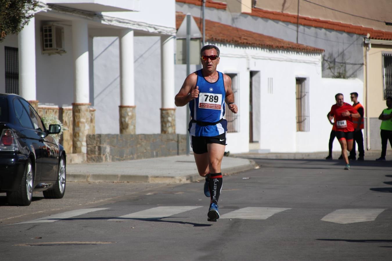 Valuengo continúa apostando por el deporte y la investigación de la Histiocitosis con la tercera edición del 'Cross Popular Valuengo', organizada por la Comisión de Festejos de la citada pedanía en colaboración con la Concejalía de Juventud y Deportes del Ayuntamiento de Jerez de los Caballeros y el Programa de Dinamización Deportiva de la Mancomunidad Sierra Suroeste. La citada prueba deportiva se ha celebrado esta mañana y ha contado con más de 140 participantes, entre todas las categorías.Celso Graciano y Estefanía Carretero se han convertido en los vencedores de la prueba general, y José Joaquín García y Rosa González han ocupado los primeros puestos locales.