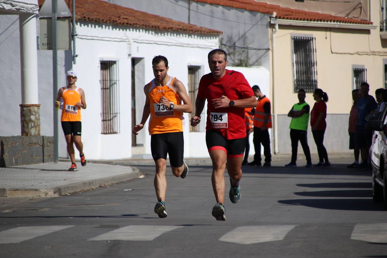 Valuengo continúa apostando por el deporte y la investigación de la Histiocitosis con la tercera edición del 'Cross Popular Valuengo', organizada por la Comisión de Festejos de la citada pedanía en colaboración con la Concejalía de Juventud y Deportes del Ayuntamiento de Jerez de los Caballeros y el Programa de Dinamización Deportiva de la Mancomunidad Sierra Suroeste. La citada prueba deportiva se ha celebrado esta mañana y ha contado con más de 140 participantes, entre todas las categorías.Celso Graciano y Estefanía Carretero se han convertido en los vencedores de la prueba general, y José Joaquín García y Rosa González han ocupado los primeros puestos locales.