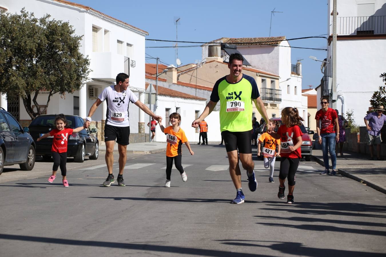 Valuengo continúa apostando por el deporte y la investigación de la Histiocitosis con la tercera edición del 'Cross Popular Valuengo', organizada por la Comisión de Festejos de la citada pedanía en colaboración con la Concejalía de Juventud y Deportes del Ayuntamiento de Jerez de los Caballeros y el Programa de Dinamización Deportiva de la Mancomunidad Sierra Suroeste. La citada prueba deportiva se ha celebrado esta mañana y ha contado con más de 140 participantes, entre todas las categorías.Celso Graciano y Estefanía Carretero se han convertido en los vencedores de la prueba general, y José Joaquín García y Rosa González han ocupado los primeros puestos locales.