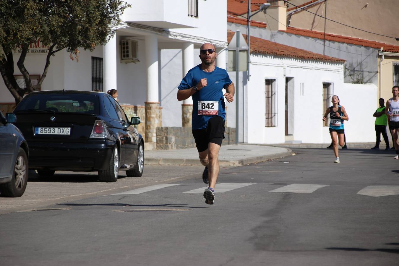 Valuengo continúa apostando por el deporte y la investigación de la Histiocitosis con la tercera edición del 'Cross Popular Valuengo', organizada por la Comisión de Festejos de la citada pedanía en colaboración con la Concejalía de Juventud y Deportes del Ayuntamiento de Jerez de los Caballeros y el Programa de Dinamización Deportiva de la Mancomunidad Sierra Suroeste. La citada prueba deportiva se ha celebrado esta mañana y ha contado con más de 140 participantes, entre todas las categorías.Celso Graciano y Estefanía Carretero se han convertido en los vencedores de la prueba general, y José Joaquín García y Rosa González han ocupado los primeros puestos locales.