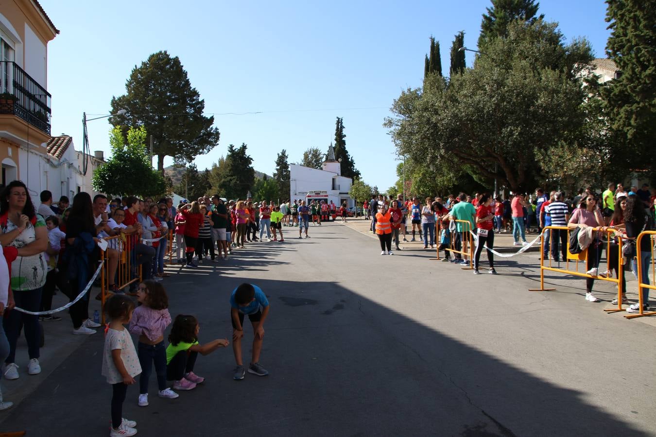 Valuengo continúa apostando por el deporte y la investigación de la Histiocitosis con la tercera edición del 'Cross Popular Valuengo', organizada por la Comisión de Festejos de la citada pedanía en colaboración con la Concejalía de Juventud y Deportes del Ayuntamiento de Jerez de los Caballeros y el Programa de Dinamización Deportiva de la Mancomunidad Sierra Suroeste. La citada prueba deportiva se ha celebrado esta mañana y ha contado con más de 140 participantes, entre todas las categorías.Celso Graciano y Estefanía Carretero se han convertido en los vencedores de la prueba general, y José Joaquín García y Rosa González han ocupado los primeros puestos locales.