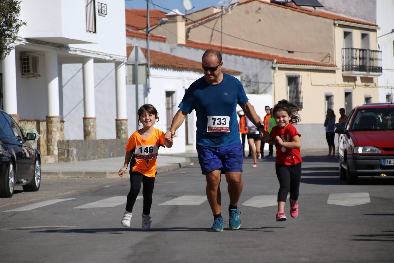 Valuengo continúa apostando por el deporte y la investigación de la Histiocitosis con la tercera edición del 'Cross Popular Valuengo', organizada por la Comisión de Festejos de la citada pedanía en colaboración con la Concejalía de Juventud y Deportes del Ayuntamiento de Jerez de los Caballeros y el Programa de Dinamización Deportiva de la Mancomunidad Sierra Suroeste. La citada prueba deportiva se ha celebrado esta mañana y ha contado con más de 140 participantes, entre todas las categorías.Celso Graciano y Estefanía Carretero se han convertido en los vencedores de la prueba general, y José Joaquín García y Rosa González han ocupado los primeros puestos locales.