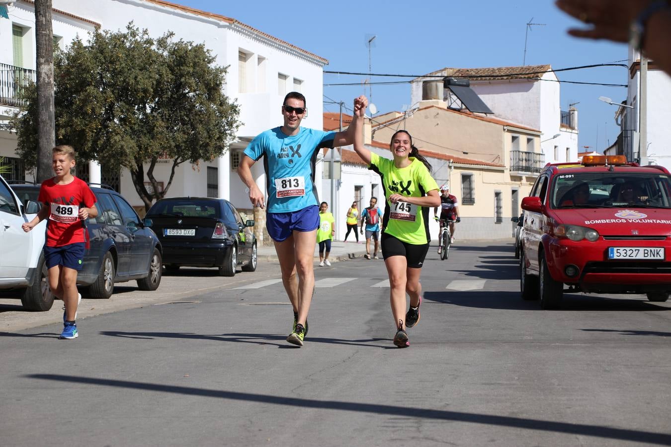 Valuengo continúa apostando por el deporte y la investigación de la Histiocitosis con la tercera edición del 'Cross Popular Valuengo', organizada por la Comisión de Festejos de la citada pedanía en colaboración con la Concejalía de Juventud y Deportes del Ayuntamiento de Jerez de los Caballeros y el Programa de Dinamización Deportiva de la Mancomunidad Sierra Suroeste. La citada prueba deportiva se ha celebrado esta mañana y ha contado con más de 140 participantes, entre todas las categorías.Celso Graciano y Estefanía Carretero se han convertido en los vencedores de la prueba general, y José Joaquín García y Rosa González han ocupado los primeros puestos locales.