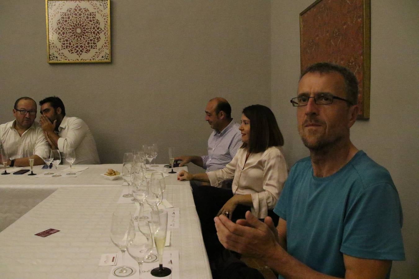 Jerez de los Caballeros celebra la tercera edición de su 'Noche en Blanco' con exposiciones, visitas turísticas, baile, cata de vinos, poesía, conciertos y talleres llenando de ocio, historia y arte diferentes rincones del municipio.