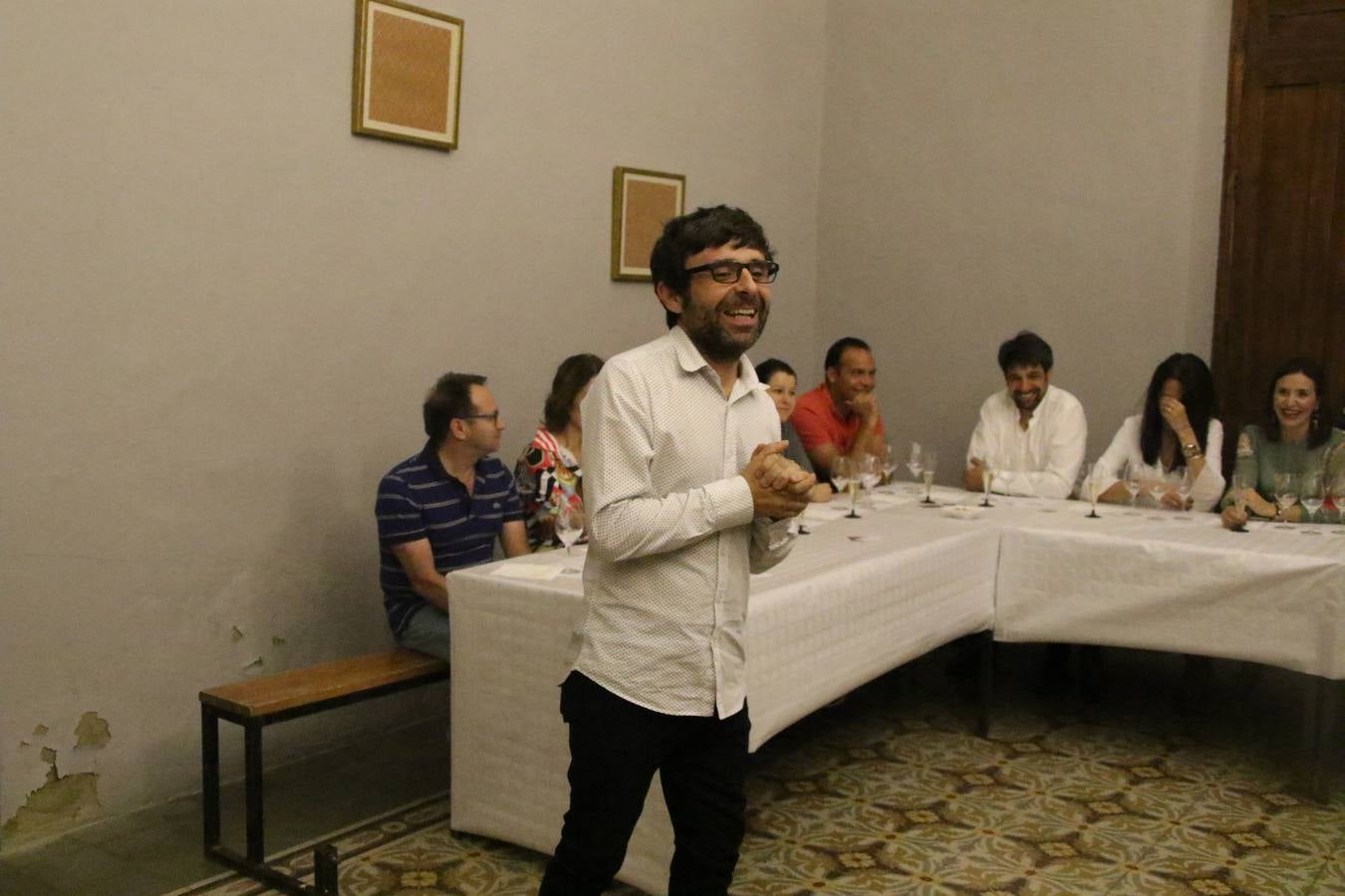 Jerez de los Caballeros celebra la tercera edición de su 'Noche en Blanco' con exposiciones, visitas turísticas, baile, cata de vinos, poesía, conciertos y talleres llenando de ocio, historia y arte diferentes rincones del municipio.