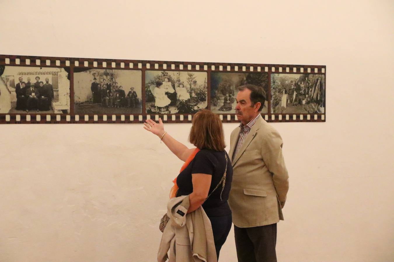 Jerez de los Caballeros celebra la tercera edición de su 'Noche en Blanco' con exposiciones, visitas turísticas, baile, cata de vinos, poesía, conciertos y talleres llenando de ocio, historia y arte diferentes rincones del municipio.