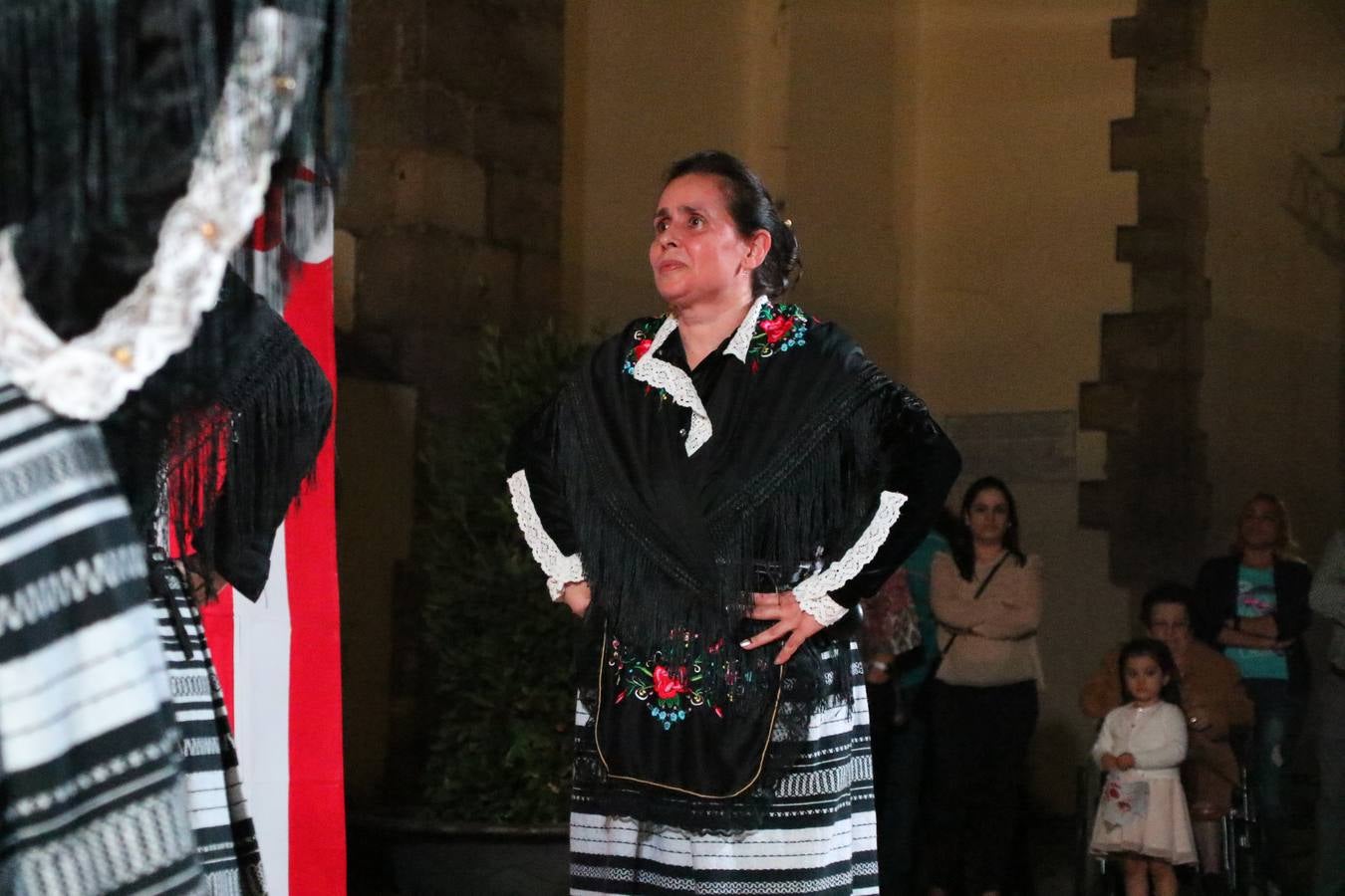 Jerez de los Caballeros celebra la tercera edición de su 'Noche en Blanco' con exposiciones, visitas turísticas, baile, cata de vinos, poesía, conciertos y talleres llenando de ocio, historia y arte diferentes rincones del municipio.