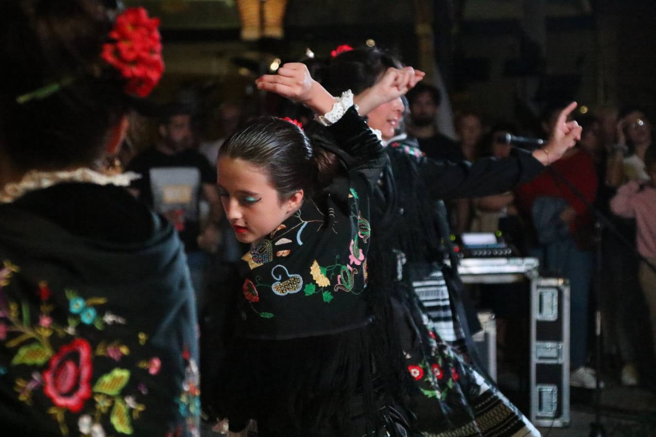 Jerez de los Caballeros celebra la tercera edición de su 'Noche en Blanco' con exposiciones, visitas turísticas, baile, cata de vinos, poesía, conciertos y talleres llenando de ocio, historia y arte diferentes rincones del municipio.