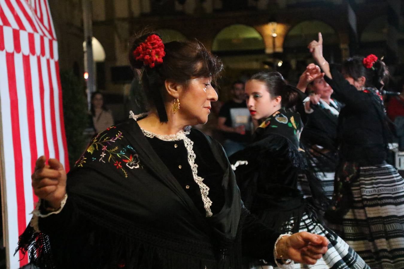 Jerez de los Caballeros celebra la tercera edición de su 'Noche en Blanco' con exposiciones, visitas turísticas, baile, cata de vinos, poesía, conciertos y talleres llenando de ocio, historia y arte diferentes rincones del municipio.